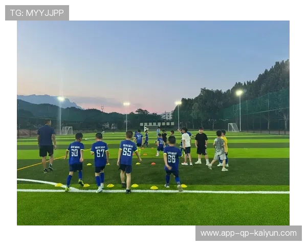 琑队如何建立青训导师的继续教育、认证与晋升机制，青训班学员