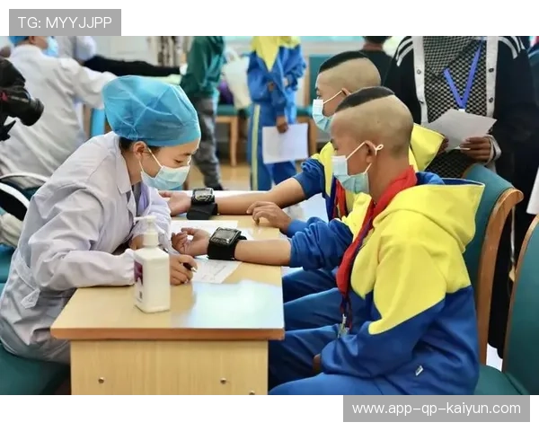 球员赛后向年轻球员分享经验鼓励团队成长